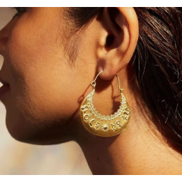 Boucles d’oreilles créoles dorées avec strass et symboles astrologiques